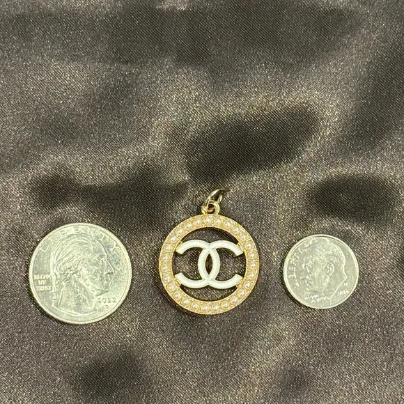 Chanel CC Gold & Pearl Charm Pendant with White Enameled CC VIP GWP Zipper Pull - Picture 3 of 4